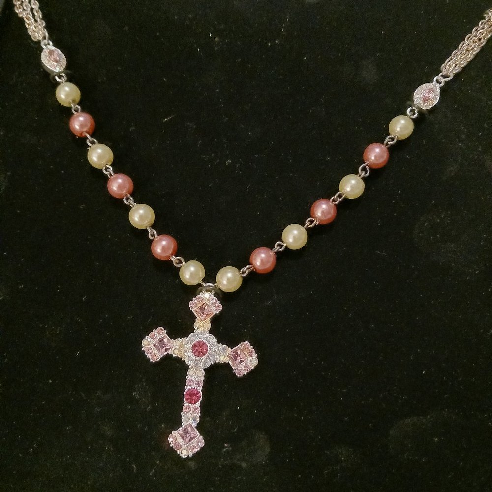NWT! GORGEOUS CROSS NECKLACE